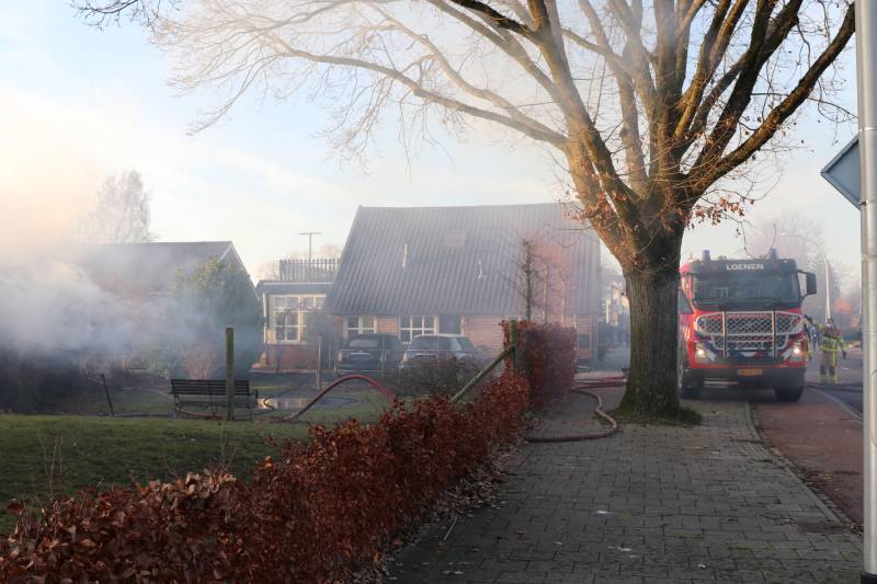 Auto en schuur gaan in vlammen op