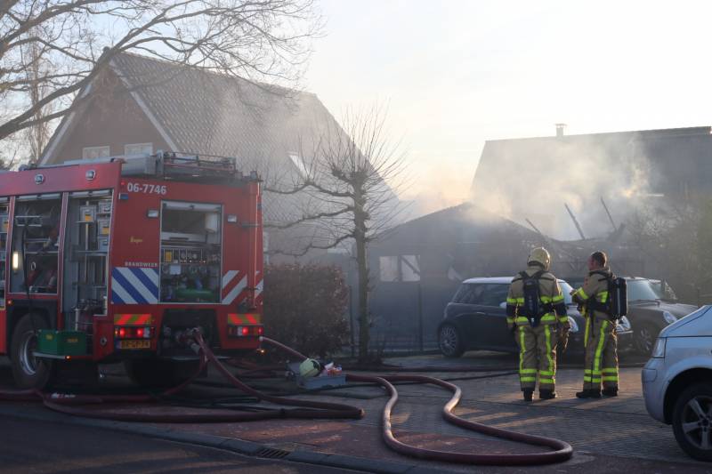 Auto en schuur gaan in vlammen op