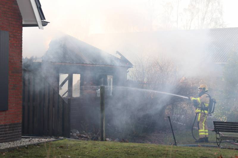 Auto en schuur gaan in vlammen op