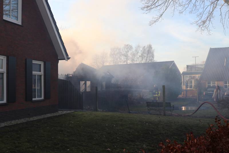 Auto en schuur gaan in vlammen op