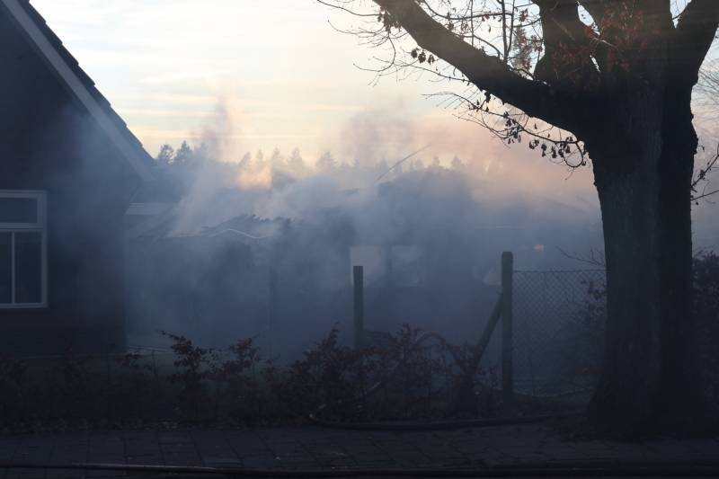Auto en schuur gaan in vlammen op