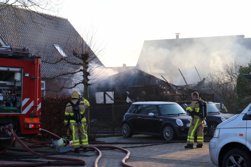 Auto en schuur gaan in vlammen op