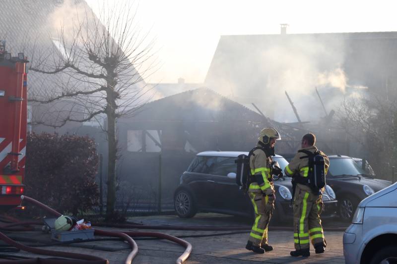 Auto en schuur gaan in vlammen op