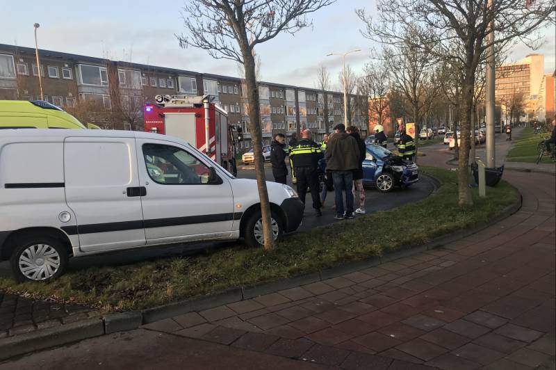 45 km wagen botst frontaal op lantaarnpaal