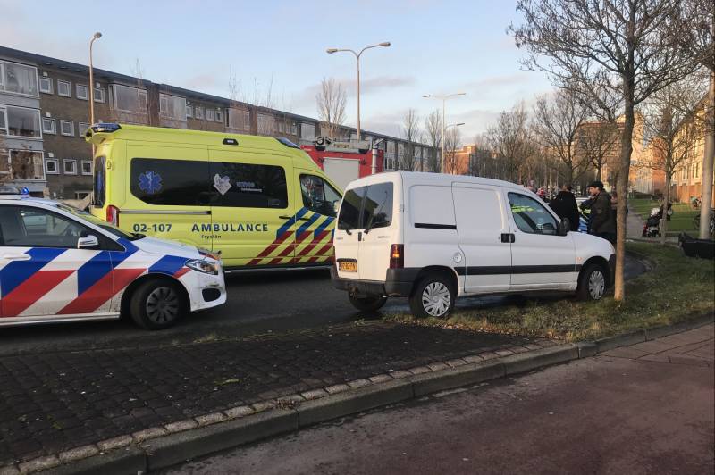 45 km wagen botst frontaal op lantaarnpaal