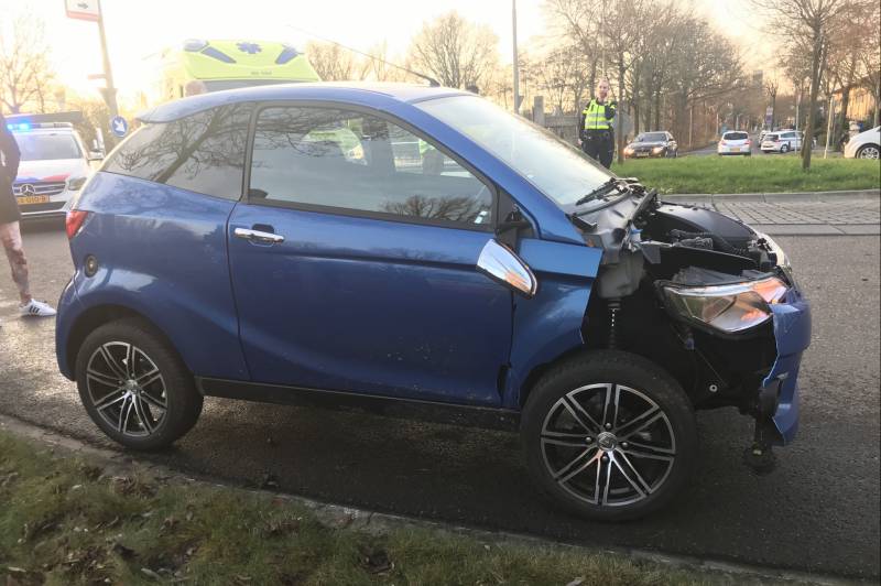 45 km wagen botst frontaal op lantaarnpaal