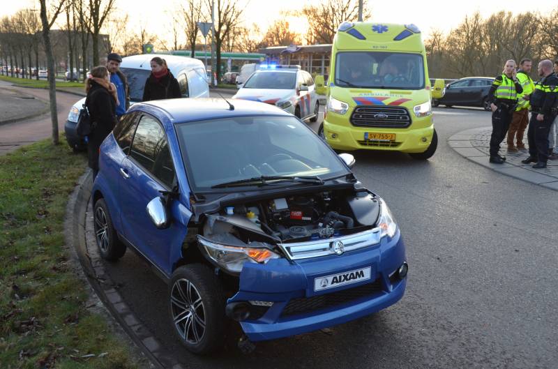 45 km wagen botst frontaal op lantaarnpaal