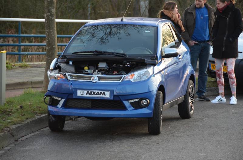 45 km wagen botst frontaal op lantaarnpaal
