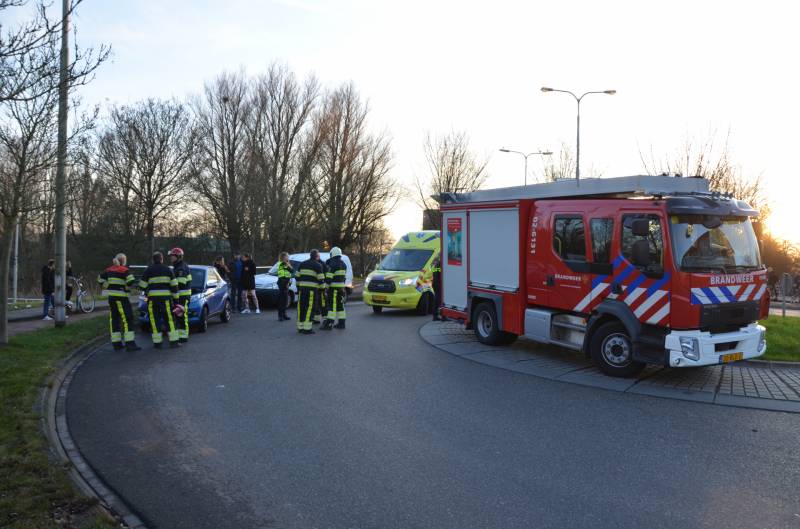 45 km wagen botst frontaal op lantaarnpaal