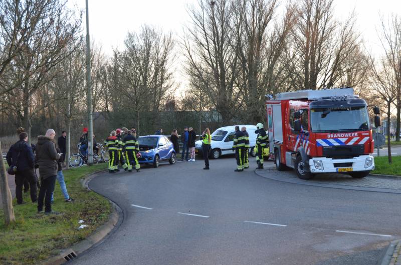 45 km wagen botst frontaal op lantaarnpaal