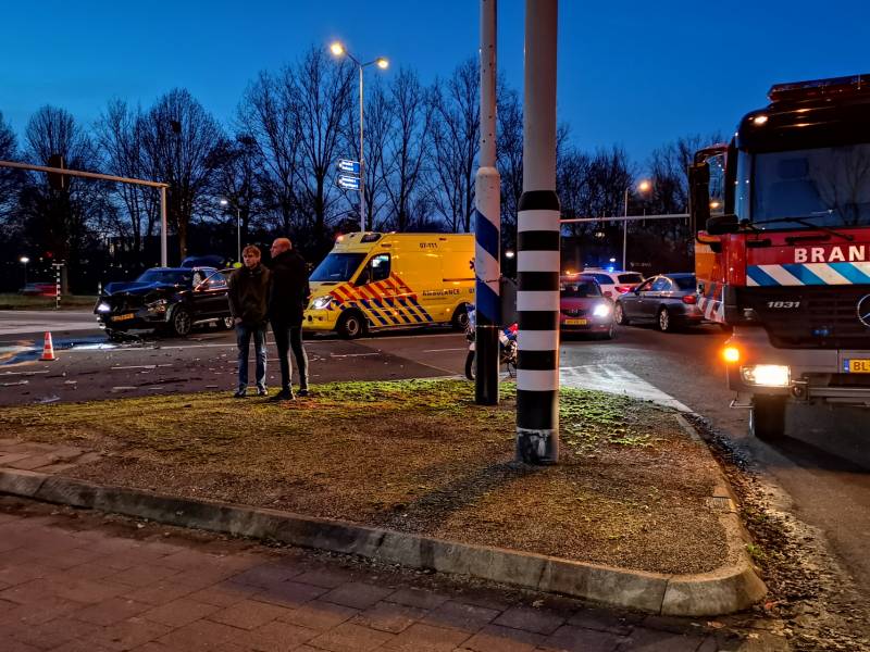 Veel schade na ongeval tussen twee auto's