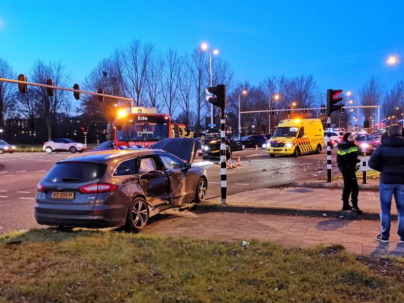 Veel schade na ongeval tussen twee auto's
