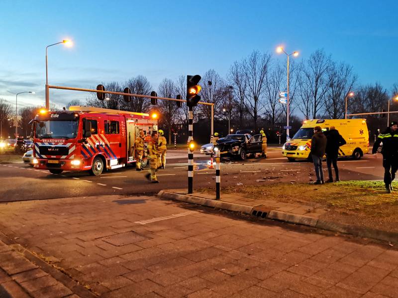 Veel schade na ongeval tussen twee auto's