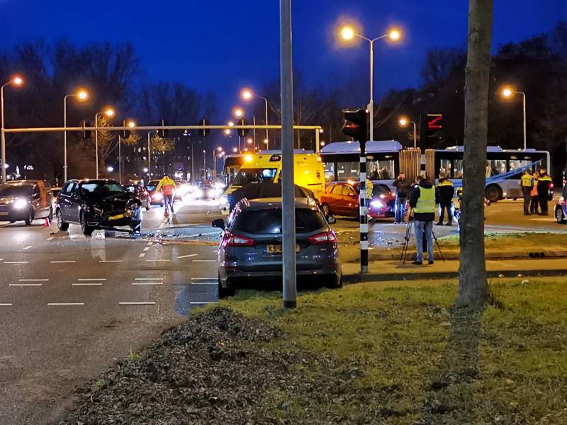 Veel schade na ongeval tussen twee auto's