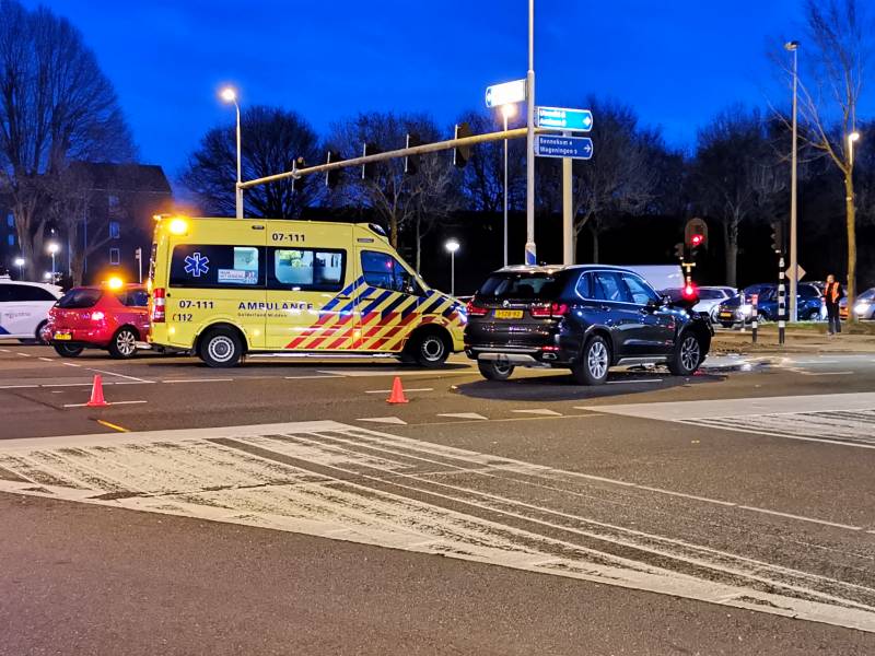Veel schade na ongeval tussen twee auto's