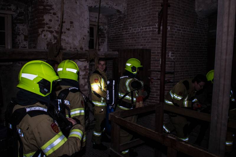 Brandweer oefent enorme brand in toren Grote Kerk