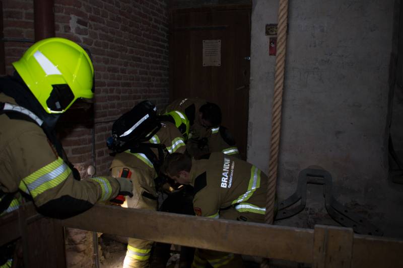 Brandweer oefent enorme brand in toren Grote Kerk