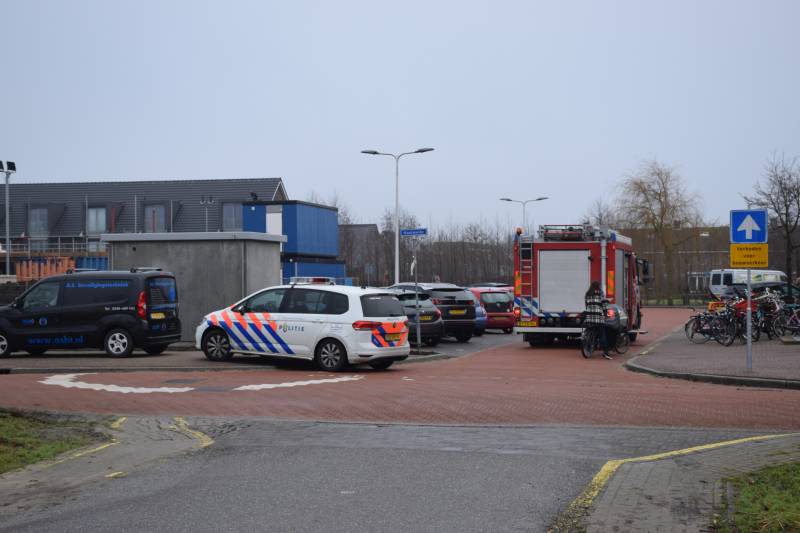 Meisje met voet klem tussen spaken van fiets