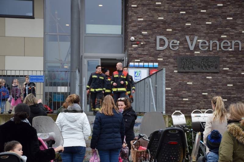 Meisje met voet klem tussen spaken van fiets