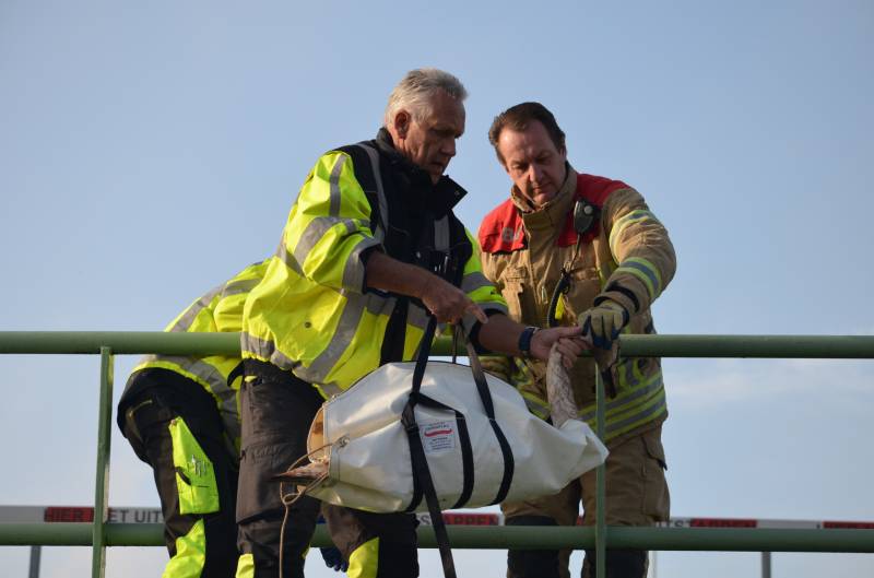Zwaan vast tussen betonblokken RandstadRail