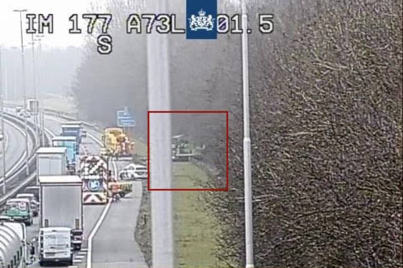 Geschaarde vrachtwagen belandt in berm