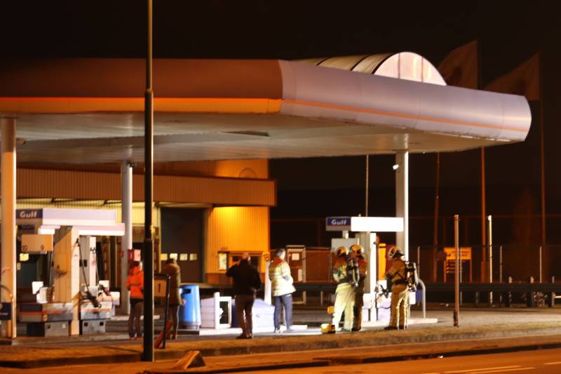 Tankstation en weg afgesloten na lekkage