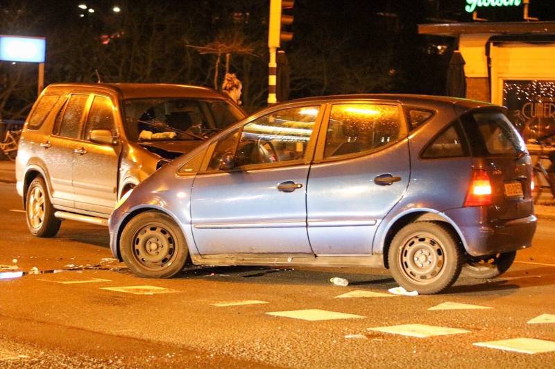 Forse schade na aanrijding op kruising