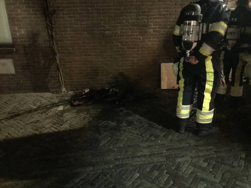 Brandende kerstboom snel geblust