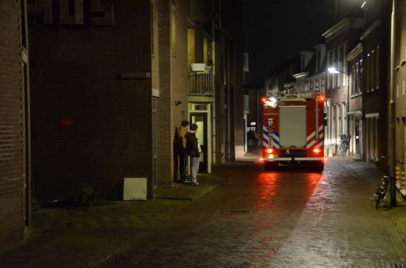 Brandende kerstboom snel geblust