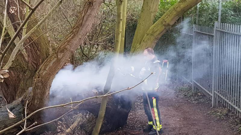 Boom in stukken gezaagd om de kunnen blussen