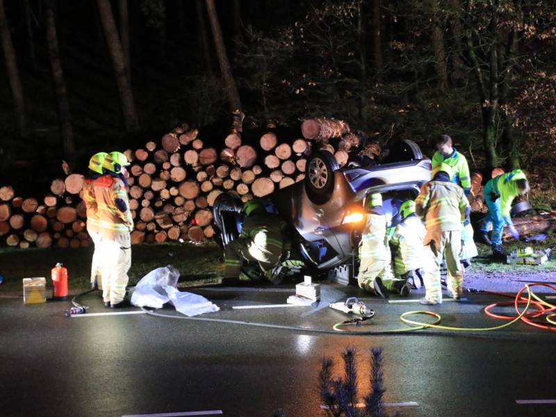Auto over de kop geslagen