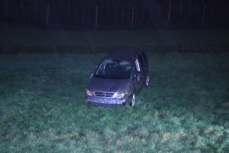 Auto vliegt uit de bocht op afrit en belandt in weiland