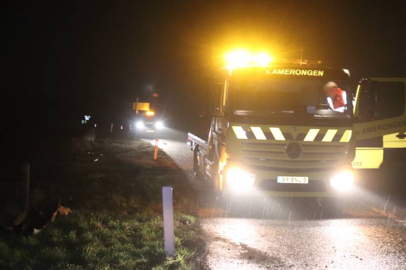 Auto vliegt uit de bocht op afrit en belandt in weiland