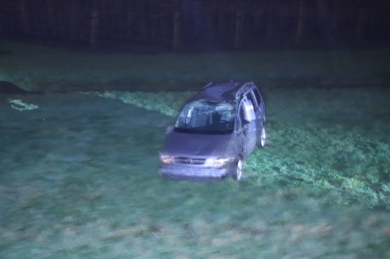 Auto vliegt uit de bocht op afrit en belandt in weiland