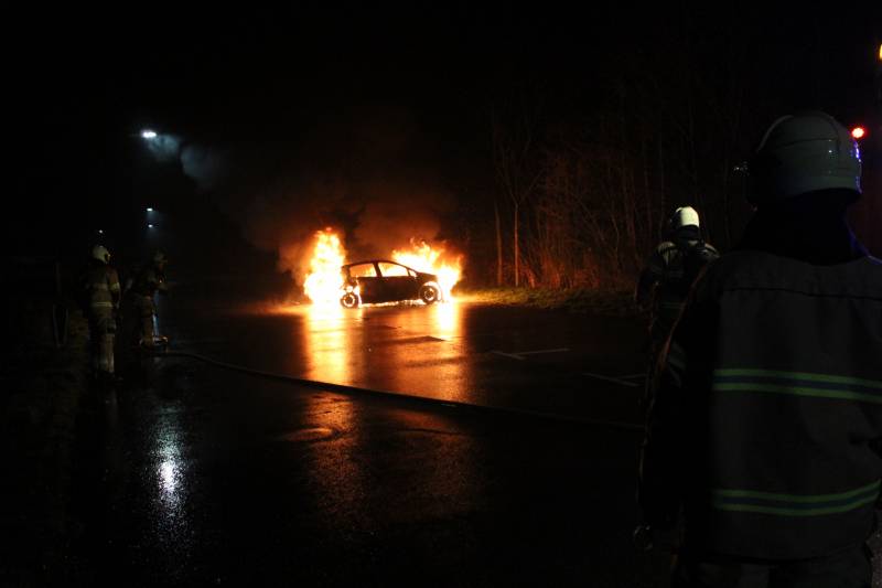 Auto brandt volledig uit op carpoolplaats