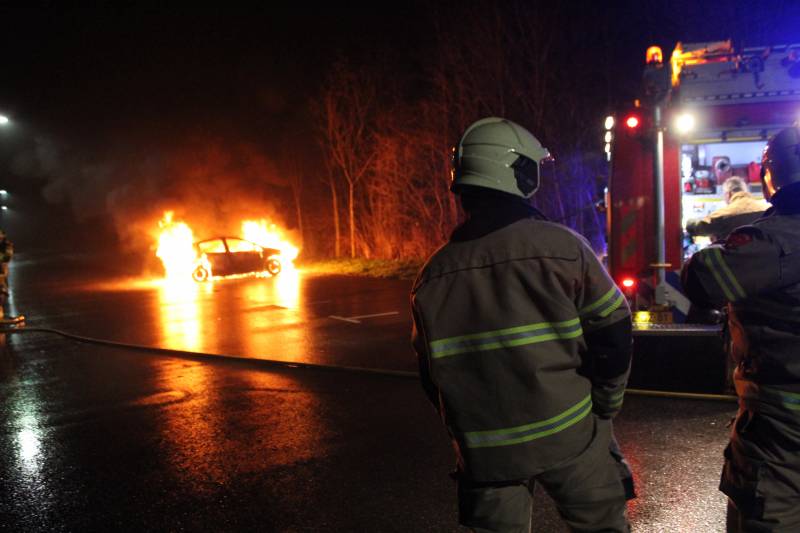 Auto brandt volledig uit op carpoolplaats