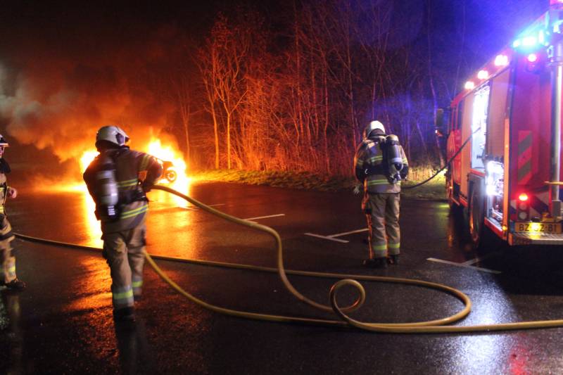 Auto brandt volledig uit op carpoolplaats