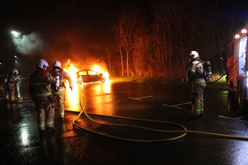 Auto brandt volledig uit op carpoolplaats