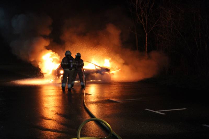 Auto brandt volledig uit op carpoolplaats