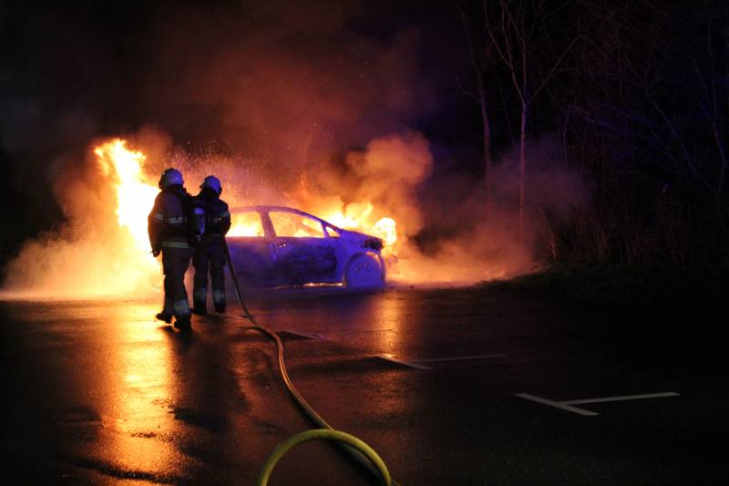Auto brandt volledig uit op carpoolplaats
