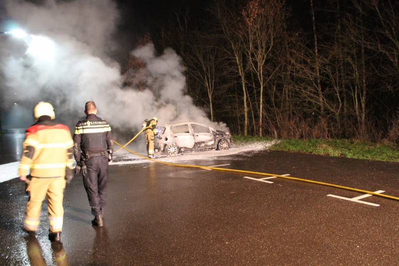 Auto brandt volledig uit op carpoolplaats
