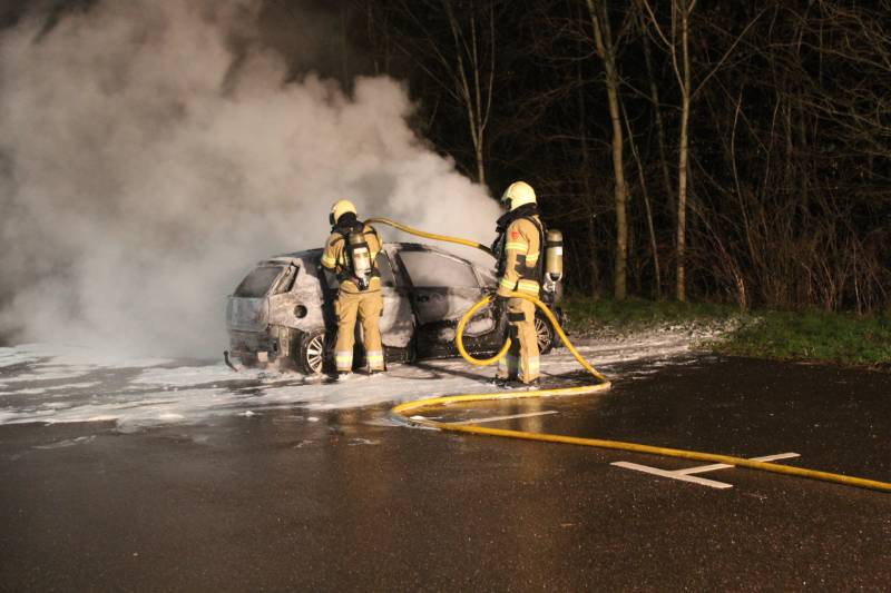 Auto brandt volledig uit op carpoolplaats