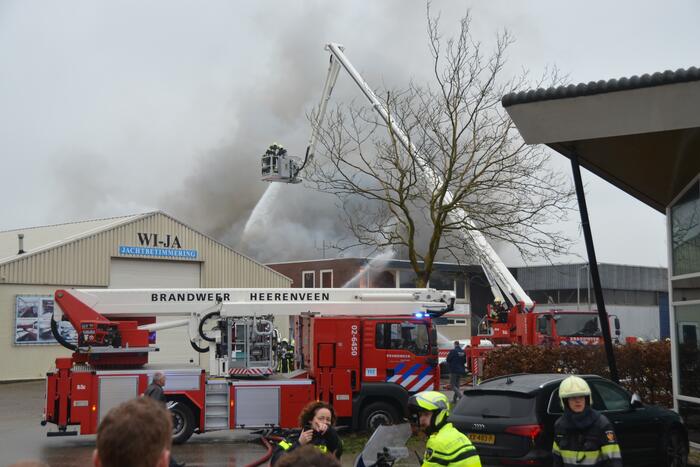 Zeer grote brand in loods met boten