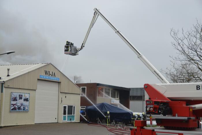 Zeer grote brand in loods met boten