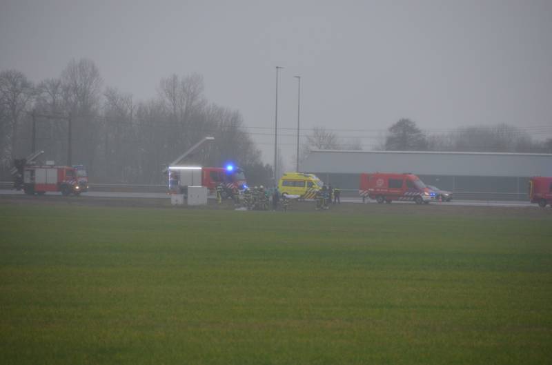 Auto belandt in sloot langs snelweg