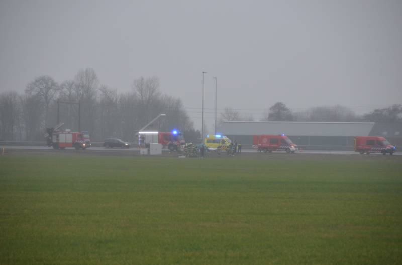 Auto belandt in sloot langs snelweg