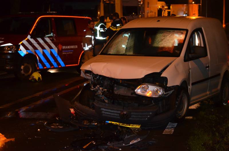 Gewonden en forse schade na aanrijding