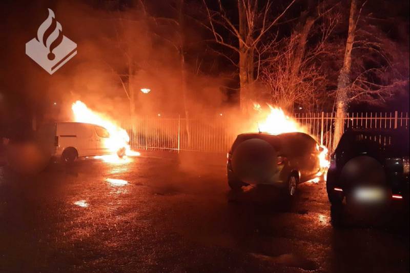 Auto's uitgebrand op parkeerplaats