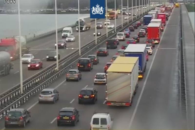 Lange file's na ongeval vrachtwagens op snelweg