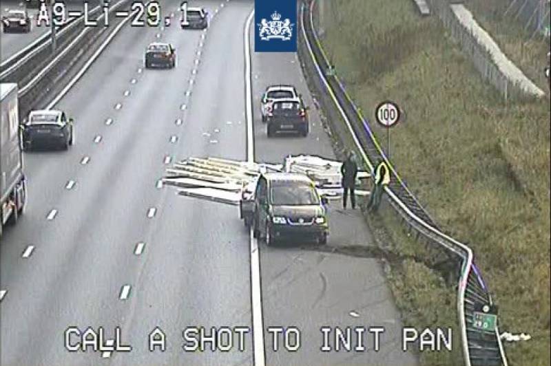 Lange files door geschaarde aanhanger op snelweg